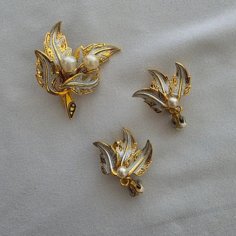 Beautiful Vintage Damascene jewelry set Leaf brooch/matching drop acorn earrings